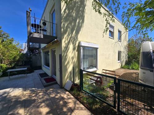 Terrasse und Hausseite - 