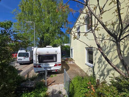Stellplatz und Haus-Südseite - 