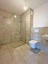 Badezimmer mit bodengleicher Dusche - 