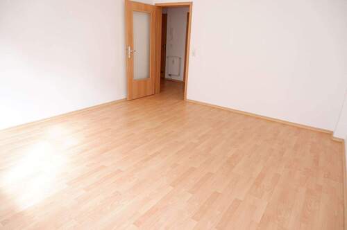 Wohnzimmer - 3 Zimmer Etagenwohnung zur Miete in Chemnitz