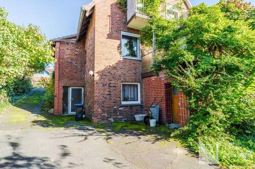 Rückansicht und Eingang in den Keller - 