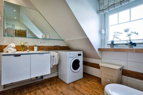 Modernes Duschbad mit Waschmaschinenanschluss - 