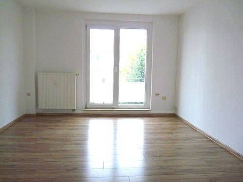 Blick ins Wohnzimmer - 2-Raum-Erdgeschoss-Wohnung mit Einbauküche und Balkon in der Delle