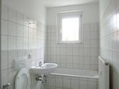 Blick ins Tageslichtbad - 2 Zimmer Etagenwohnung in Riesa