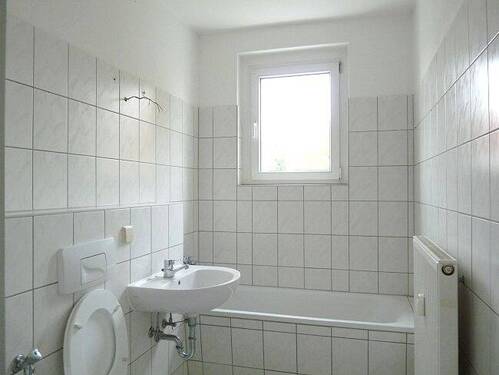 Blick ins Tageslichtbad - 2 Zimmer Etagenwohnung in Riesa
