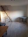 Wohnzimmer mit Treppe zum Dachspitz.jpg - 