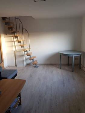 Wohnzimmer mit Treppe zum Dachspitz.jpg - 