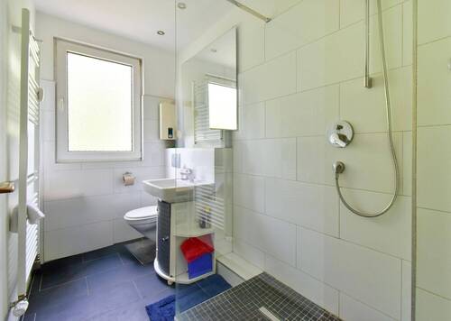 Bad mit Dusche - 