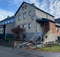 Wohnen in der schönen Bergstadt Zwönitz: Reiheneckhaus mit Anbau und einer freistehenden großen Garage