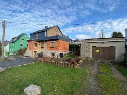 Seiteneinfahrt / Doppelgarage - 6 Zimmer Reihenendhaus in Zwönitz