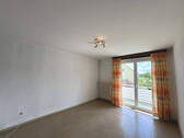 Zimmer im OG mit Zugang zur Loggia.JPG - 