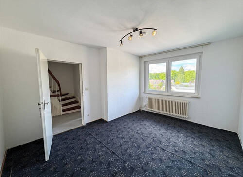 Zimmer 1. OG zur Straßenseite.jpg - 