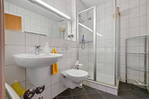 Badezimmer - 4 Zimmer Etagenwohnung in Kronberg