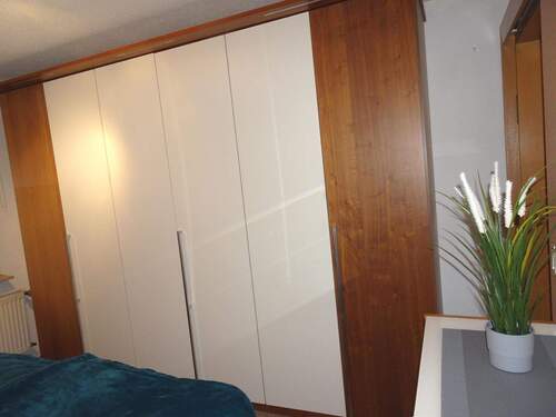 großer Kleiderschrank - 