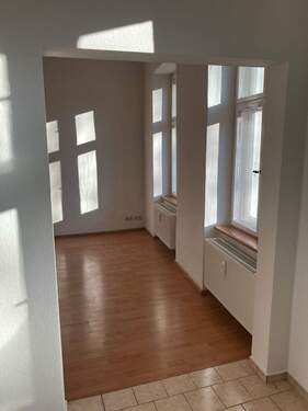 Blick von der Küche zum Wohnzimmer - Etagenwohnung mit 40,20 m&sup2; in Stralsund zur Miete
