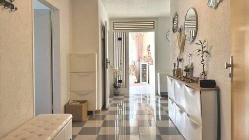 Diele - Helle, top gepflegte 3,5-Zimmer-Wohnung mit Balkon und Garage