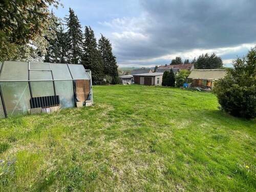 Ansicht vom oberen Grundstücksrand betrachtet - 4 Zimmer Doppelhaushälfte zum Kaufen in Neukirchen/Erzgebirge