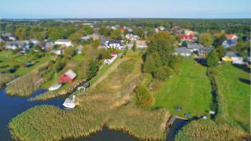 Luftbild mit Ostansicht der Immobilie - Boddenanwesen mit eigenem Hafen