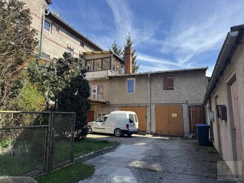 Hinterhof mit Garagen - Mehrfamilienhaus, Wohnhaus mit 306,50 m&sup2; in Uhlstädt-Kirchhasel zum Kaufen