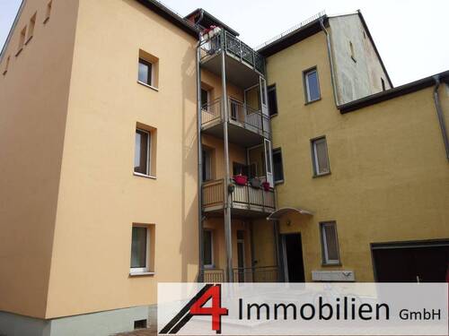 Rückansicht - Großzügige 4-Zi-Wohnung mit Balkon und SP im 1.OG