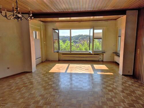 Wohnzimmer mit einmaligem Fernblick.jpg - *** Preisreduzierung - Top Preis - Wohnhaus mit einmaligen Fernblick zu verkaufen ***