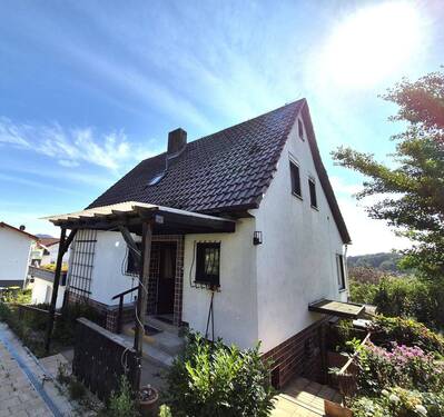 Blick vom Garten zum Haus.jpg - 5 Zimmer Einfamilienhaus zum Kaufen in Felsberg