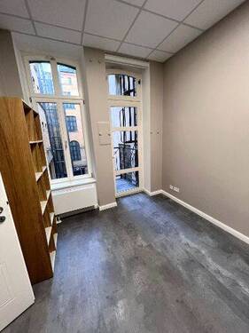 kleines Office mit Balkon zum Innenhof - 