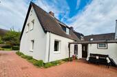 Terrassenbereich und Zufahrt zur Garage - 4 Zimmer Doppelhaushälfte zum Kaufen in Lübeck