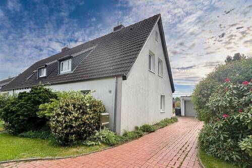 Straßenansicht und Zufahrt zur Garage - Doppelhaushälfte mit 97,00 m&sup2; in Lübeck zum Kaufen