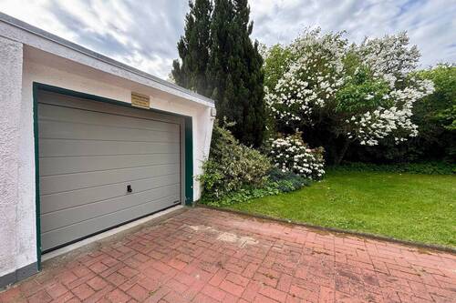 Garage mit elektrischem Rolltor - 