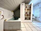 mit Badewanne und Dusche - 