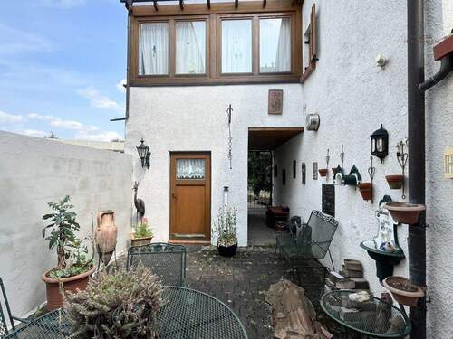 Innenhof mit Zugang zum Hauswirtschaftsraum - 