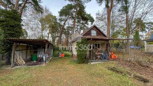 Carport und Gartenlaube auf dem Grundstück - 