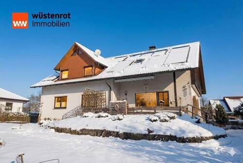 Aussenansicht - Familienglück am Ortsrand: Gepflegtes Raumwunder mit Kachelofen in Fladungen