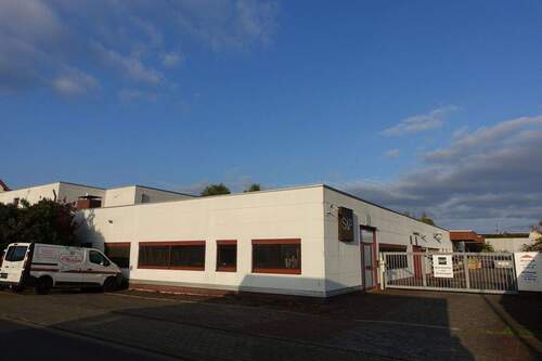 Produktionsgebäude Zufahrt - 