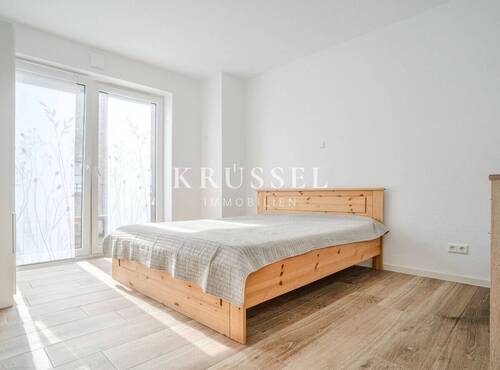Ein geräumiges Schlafzimmer mit direktem Zugang zum Balkon - 