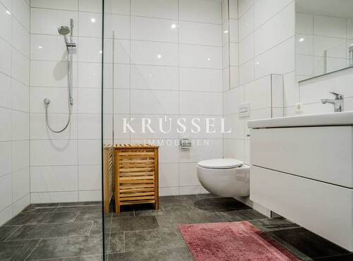 Das Badezimmer mit großzügiger bodentiefen Dusche - 