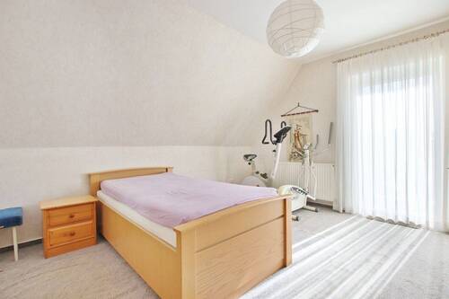 Schlafzimmer mit Zugang zur Dachterrasse - 