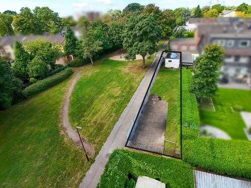 Flurstück mit Garage - 