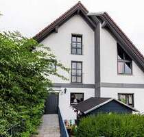 Großes 2-Familienhaus mit Tageslichtbädern, Terrasse, Balkon, Garage und schönem Garten - Bischofsheim