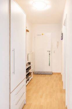 Diele mit Garderobe - 