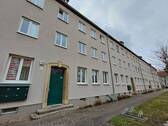 Ansicht Hauseingang und Wohnhaus - 3 Zimmer Etagenwohnung zur Miete in Merseburg