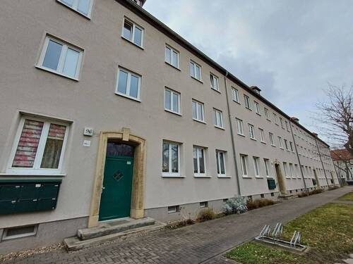 Ansicht Hauseingang und Wohnhaus - 3 Zimmer Etagenwohnung zur Miete in Merseburg