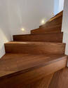 Detail - Holztreppe mit indirekter Beleuchtung - 
