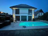 Haus Abendstimmung mit beleuchtetem Pool - 7 Zimmer Einfamilienhaus in München