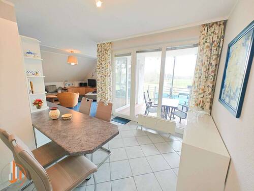 Küche mit Blick ins Wohnzimmer - 