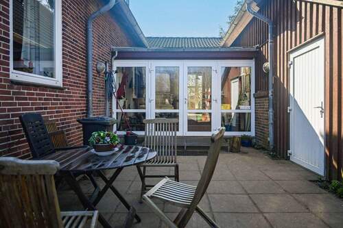 Terrasse vor dem Eingang - 7 Zimmer Einfamilienhaus zum Kaufen in Neukirchen