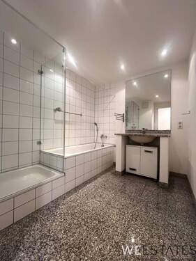 Dusch- und Wannenbad - 3 Zimmer Etagenwohnung in Düsseldorf