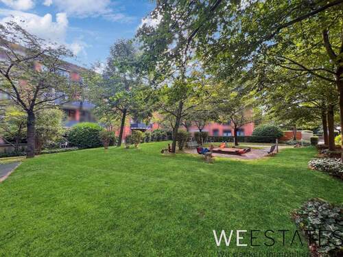 Gartenanlage im Sommer - 