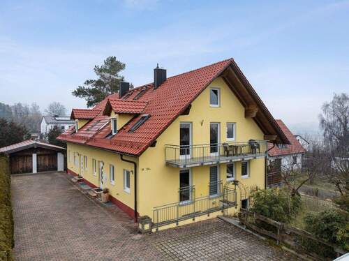 Hausansicht mit Garagenzufahrt - 